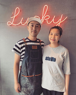 樂奇港味 老闆與老闆娘店內合影 02.JPG